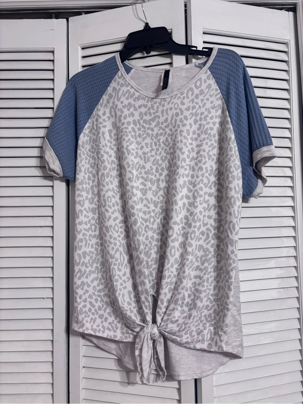 Tie-Front Leopard Print Raglan Top in Light Gray with Blue Sleeves